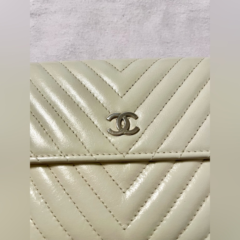 CHANEL V Clutch / Wallet on Chain - Picture 6 of 14